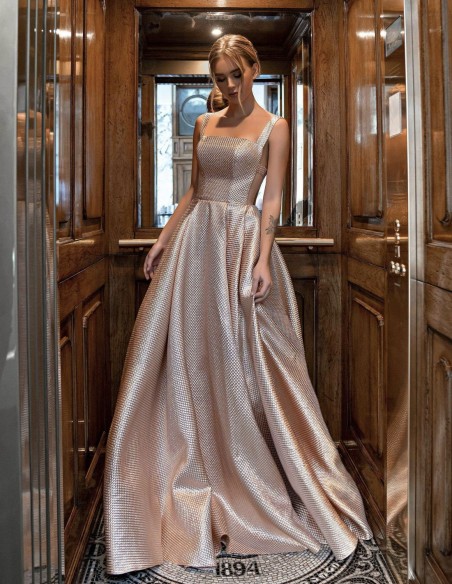 Robe longue de fête avec lamé et encolure carrée