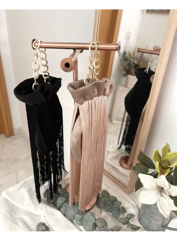 bombonera de fiesta satinada con cadena dorada metalizada.