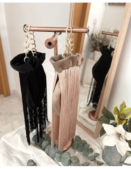 bombonera de fiesta satinada con cadena dorada metalizada.