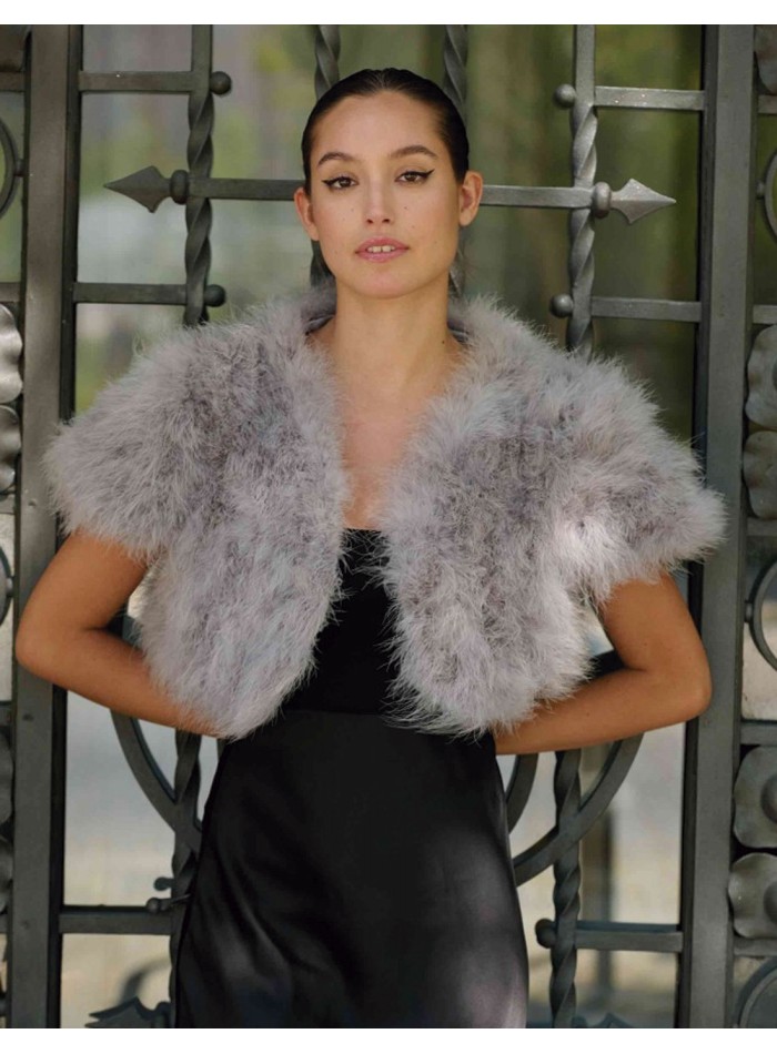 Torera de plumas de avestruz gris