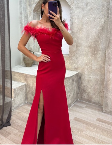 Robe de soirée avec encolure bandeau en plumes