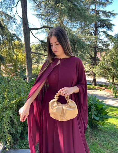 Capa de invitada multiposicion en color granate.