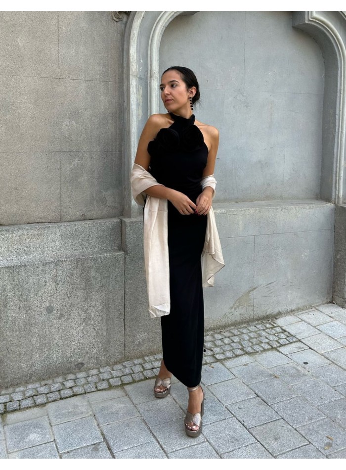 Multiposition satin shawl for guests.