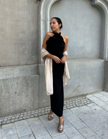 Multiposition satin shawl for guests.