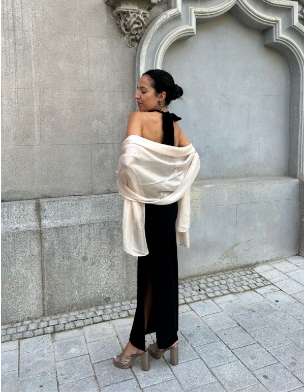 Chal satinado multiposición en color crudo.