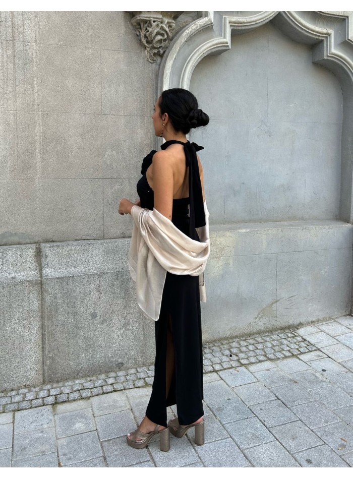 Chal satinado en color champan con textura satinada.