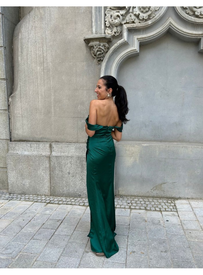 Vestido de fiesta con escote bandeau corpiño y tejido satinado verde
