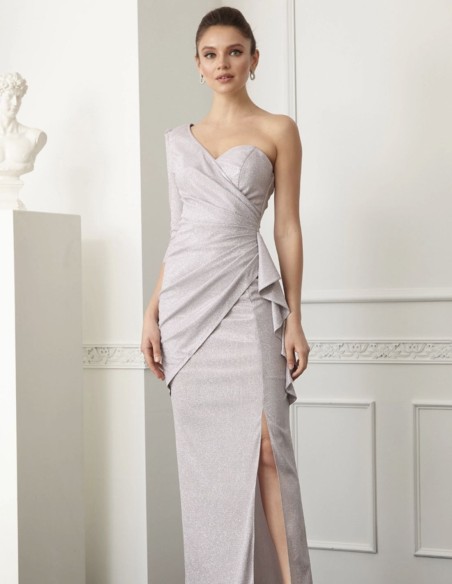 Vestido largo de fiesta con destellos rosas.