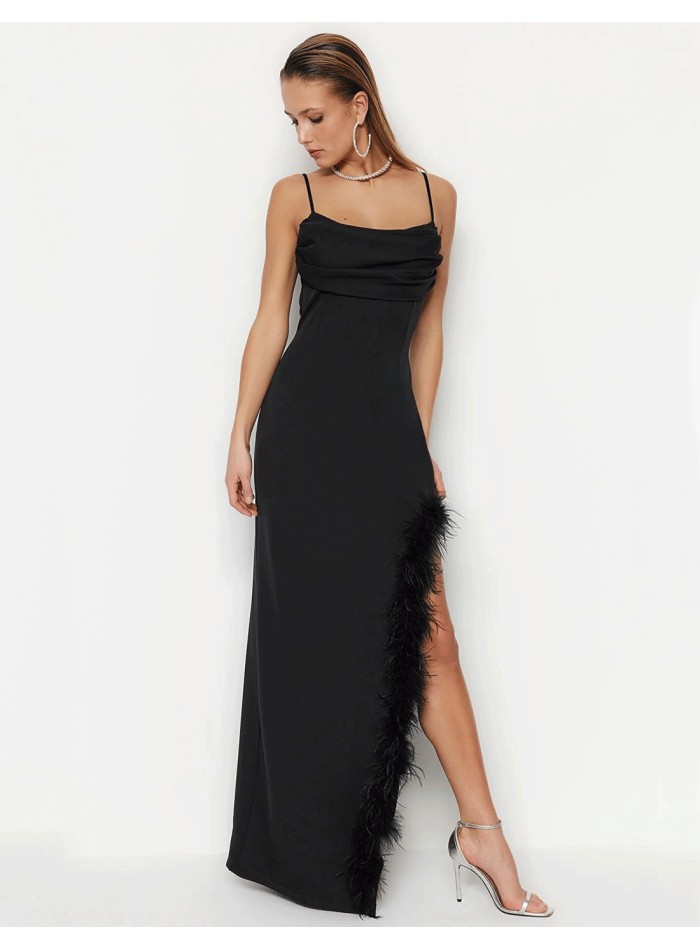 Robe longue noire avec ouverture en plumes