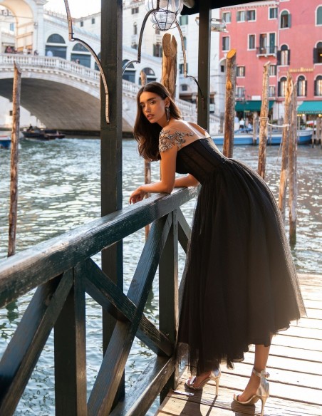 Vestido de fiesta midi negro con falda de tul