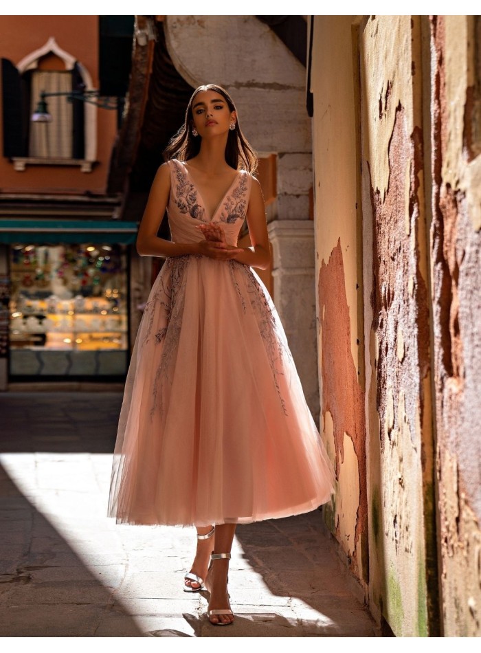 Robe de soirée midi en rose poudré avec jupe en...