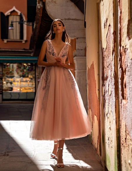 Robe de soirée midi en rose poudré avec jupe en tulle