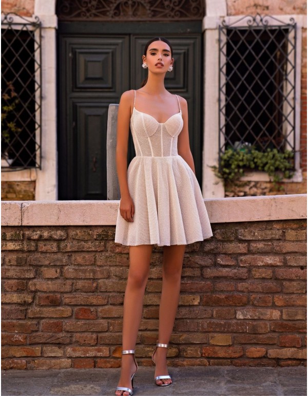 Mini vestido brillante con falda evasé