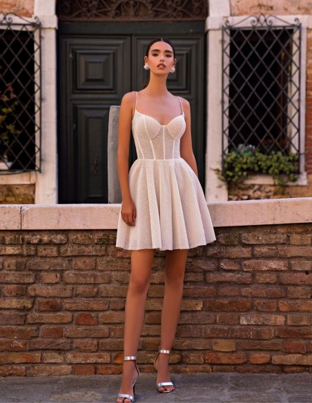 Mini vestido brillante con falda evasé