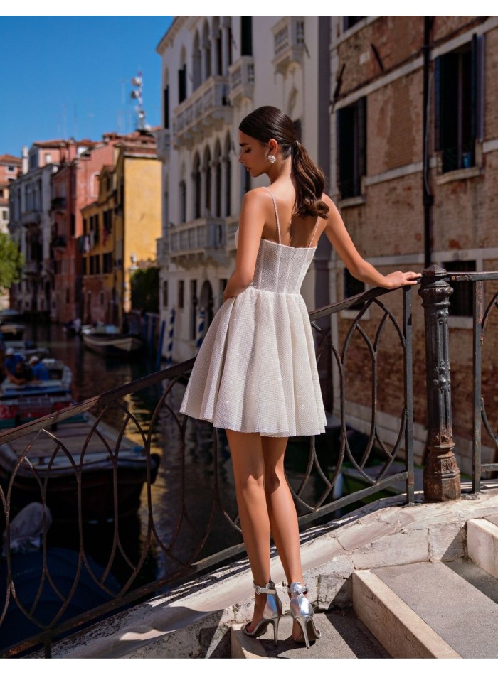 Mini robe brillante avec jupe évasée