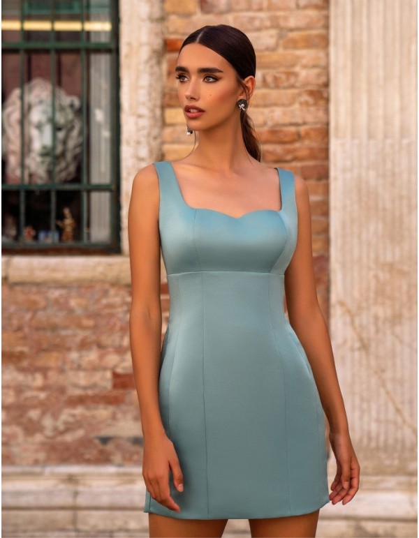 Mini robe en satin avec encolure à bretelles