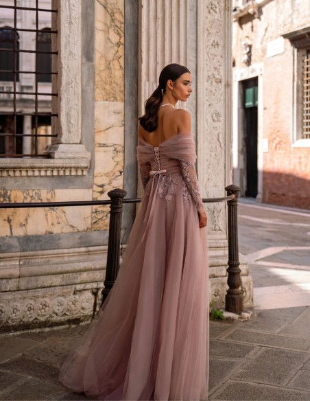 Vestido de fiesta largo con escote bordado corazón y tul