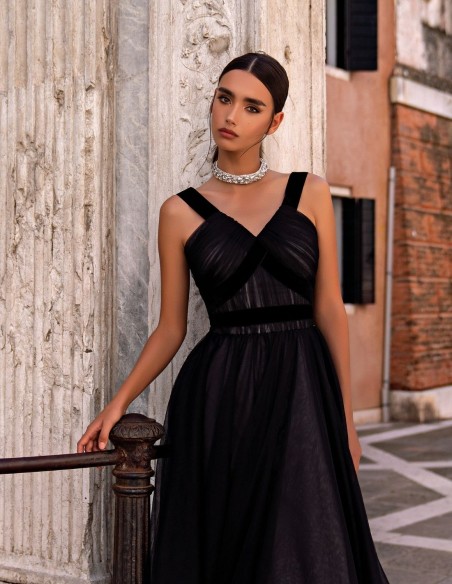 Vestido de fiesta largo con cuerpo plisado y falda de tul