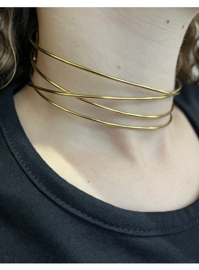 Triple gold necklace for events.