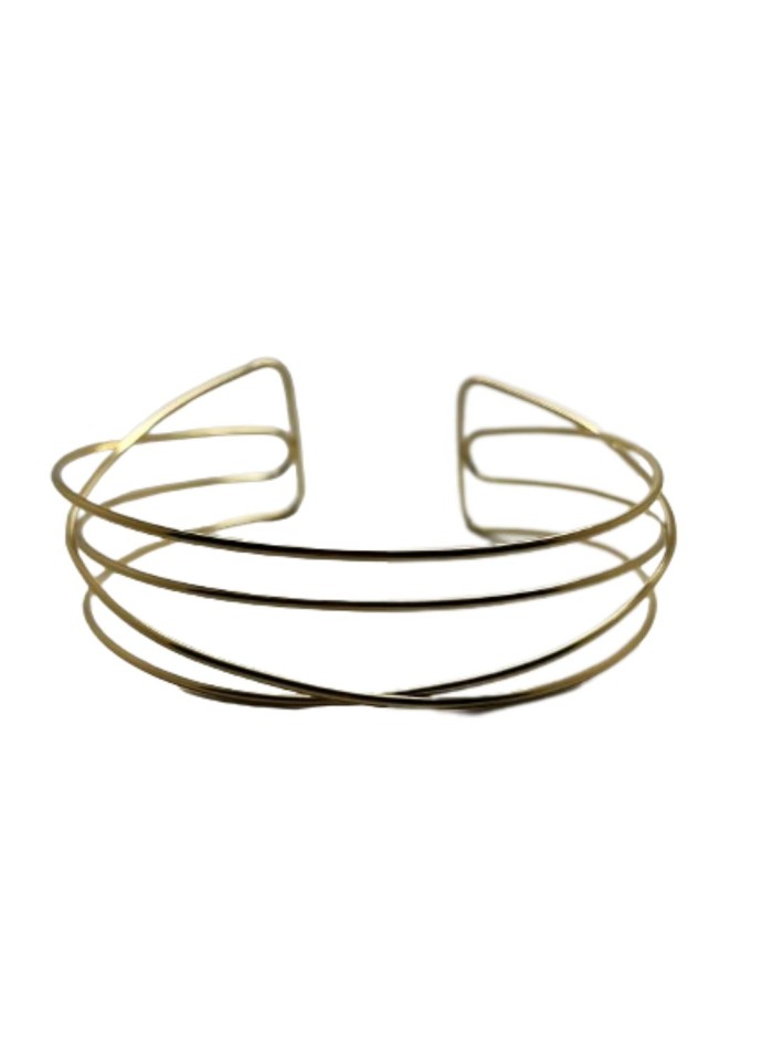 Golden choker for guests.