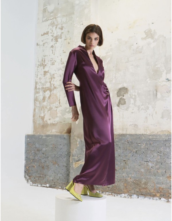 Robe longue satinée bordeaux avec Boutonnières