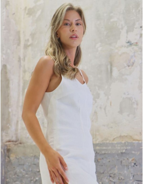 Vestido lencero blanco con tirantes y abertura lateral