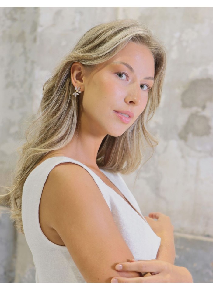 Robe de mariée midi sans manches avec fente...