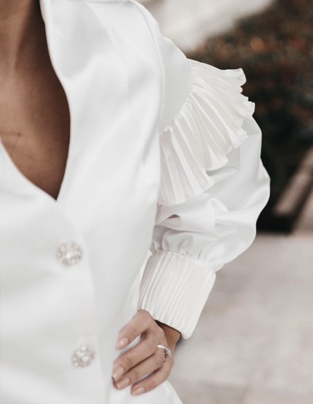 Long sleeve white jacket with swan neck and long sleeves