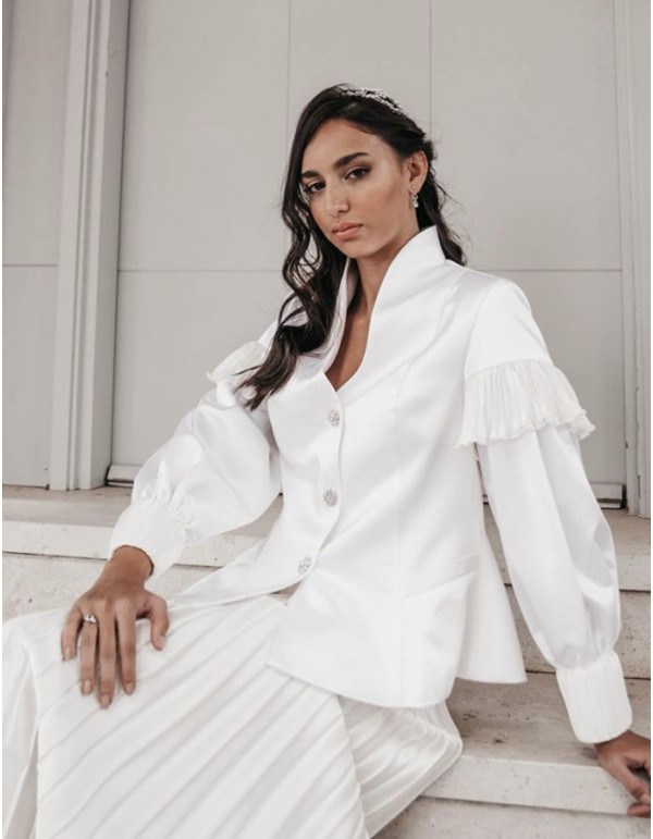 Chaqueta blanca cuello cisne y manga larga