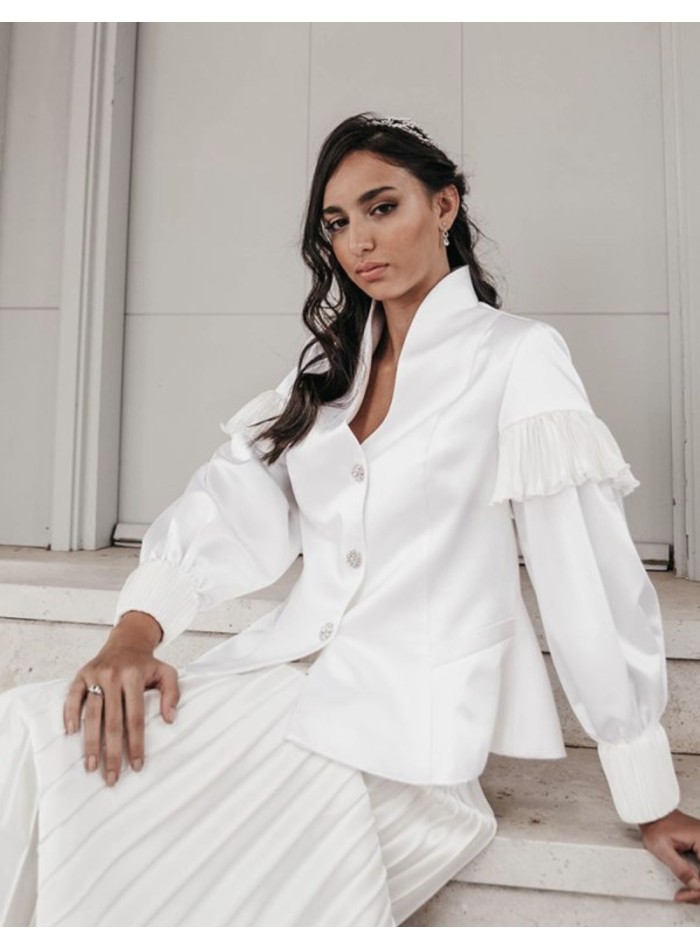 Chaqueta blanca cuello cisne y manga larga