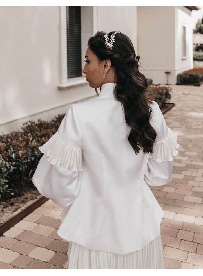 Veste blanche à col de cygne et manches longues