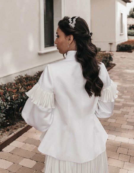 Chaqueta blanca cuello cisne y manga larga