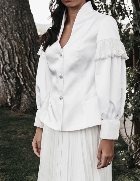 Long sleeve white jacket with swan neck and long sleeves