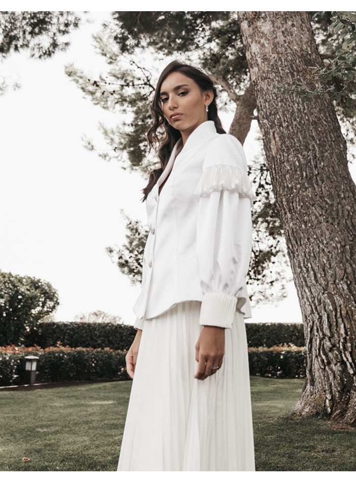 Chaqueta blanca cuello cisne y manga larga