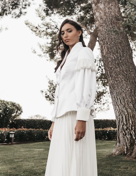 Long sleeve white jacket with swan neck and long sleeves