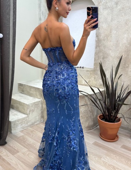 Vestido de fiesta sin tirantes y detalles de rosas