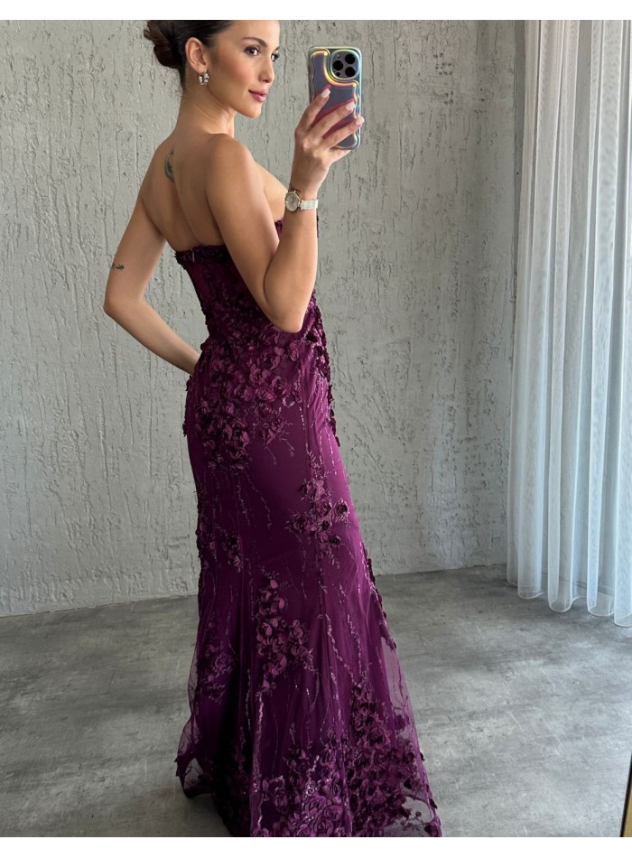 Vestido de fiesta sin tirantes y detalles de rosas