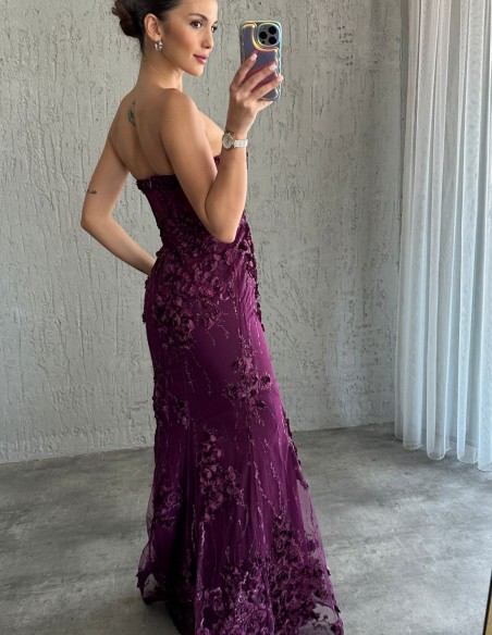 Robe de soirée sans bretelles avec détails de roses