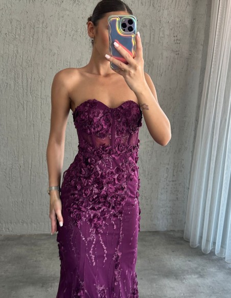 Vestido de fiesta sin tirantes y detalles de rosas