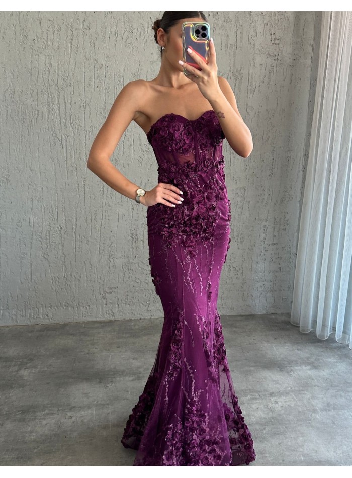 Vestido de fiesta sin tirantes y detalles de rosas