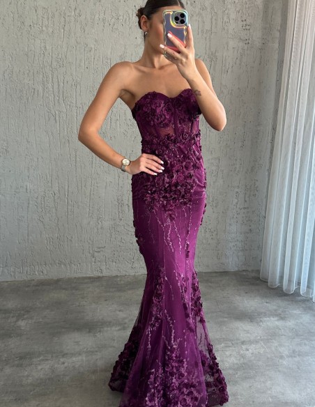 Robe de soirée sans bretelles avec détails de roses