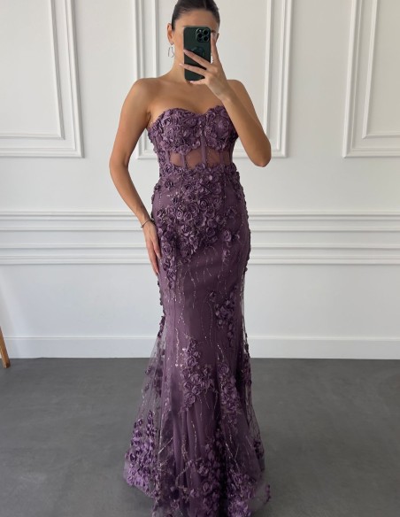 Robe de soirée sans bretelles avec détails de roses