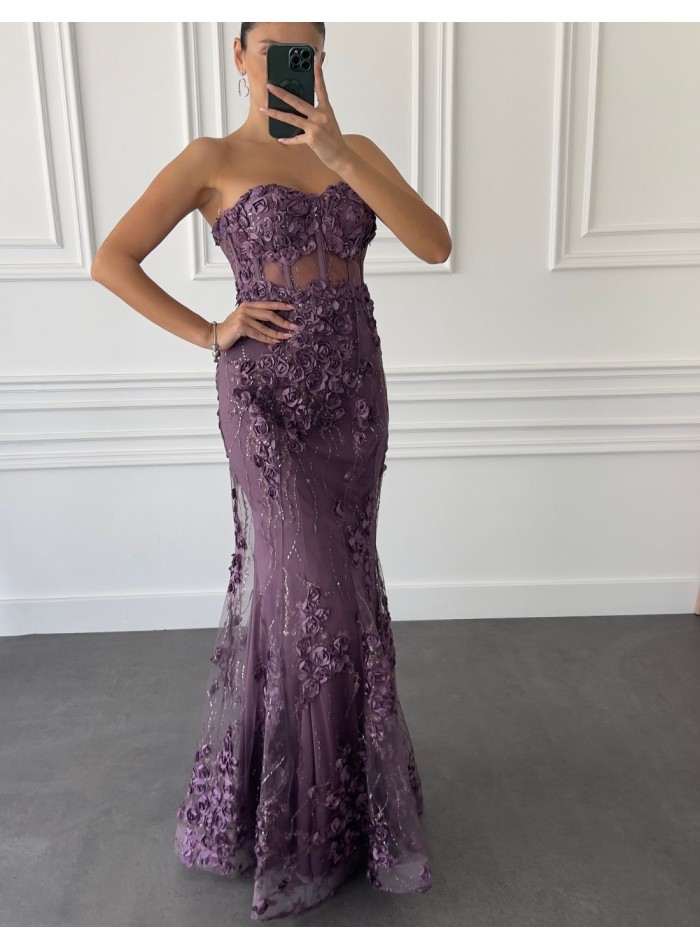 Vestido de fiesta sin tirantes y detalles de rosas