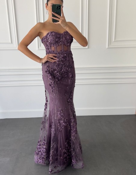 Vestido de fiesta sin tirantes y detalles de rosas