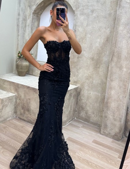Vestido de fiesta sin tirantes y detalles de rosas