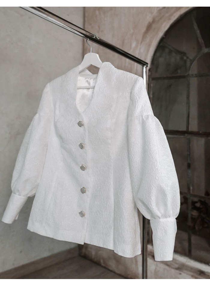 Chaqueta blanca brocada con mangas abullonadas