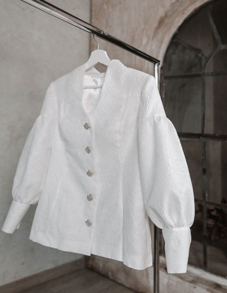 Chaqueta blanca brocada con mangas abullonadas