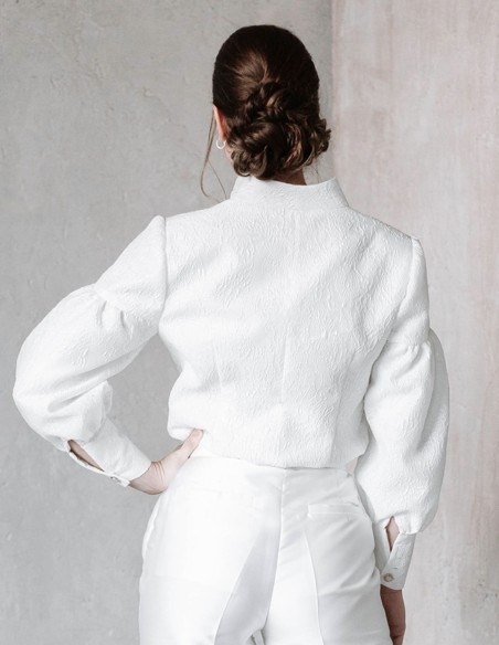 Veste en brocart blanc à manches bouffantes