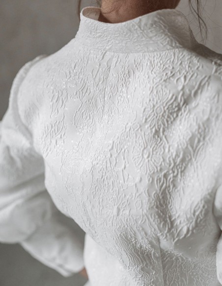 Chaqueta blanca brocada con mangas abullonadas