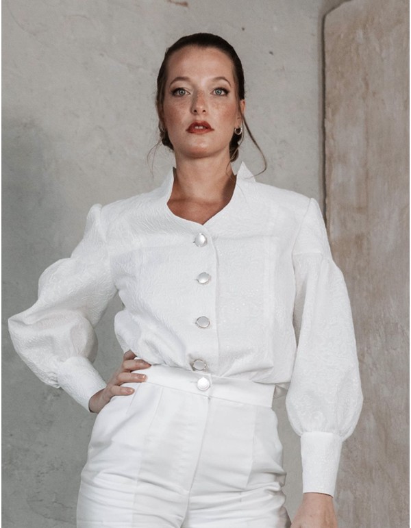 Chaqueta blanca brocada con mangas abullonadas